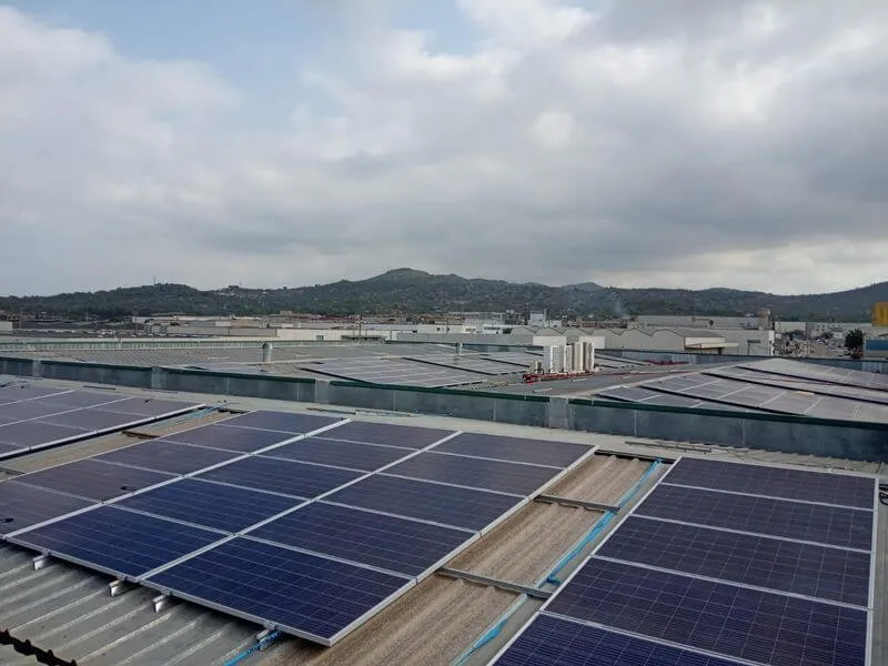 Instalación de energía solar fotovoltaica para una planta de fabricación de hielo