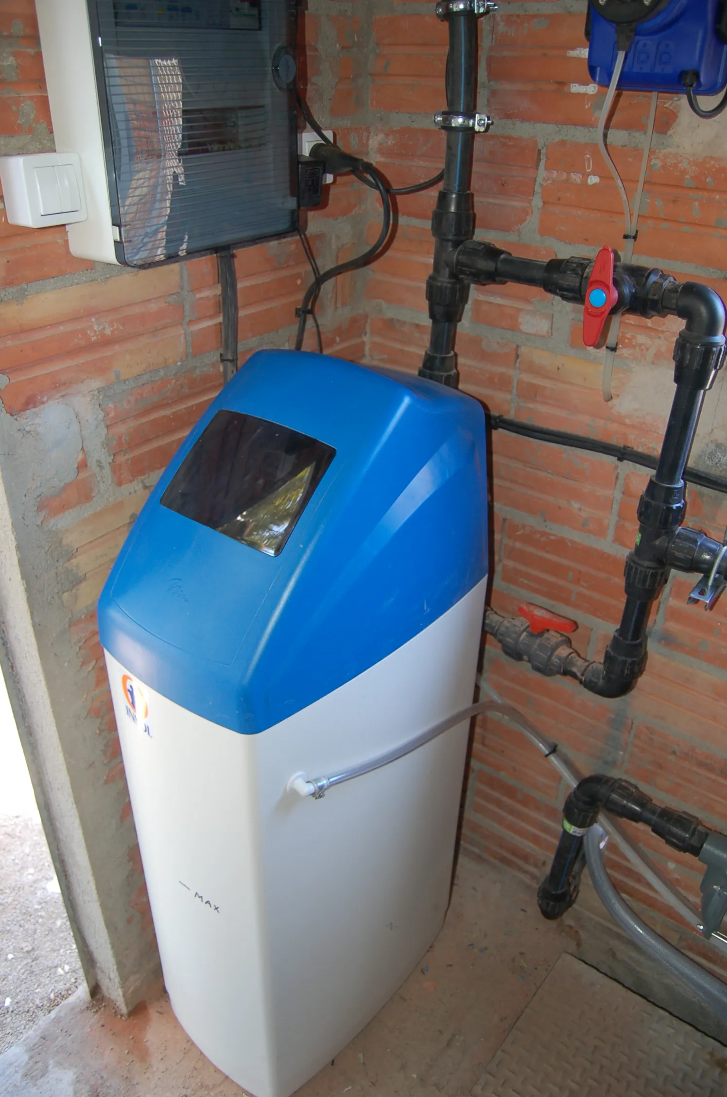 Instalación de sistema de tratamiento de agua, descalcificador