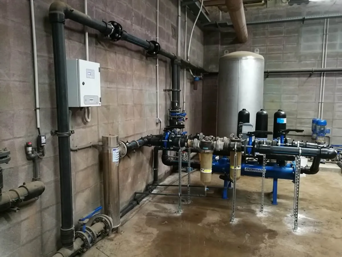 Bombeo, filtración y desinfección por UV de agua para industria