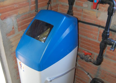 Instalación de sistema de tratamiento de agua, descalcificador