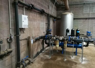 Bombeo filtración y desinfección por UV de agua para industria