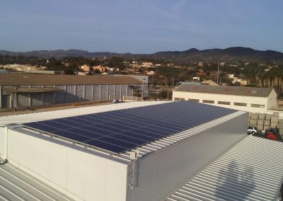 Instal·lacio d’energia solar fotovoltaica per una planta de fabricació de gel